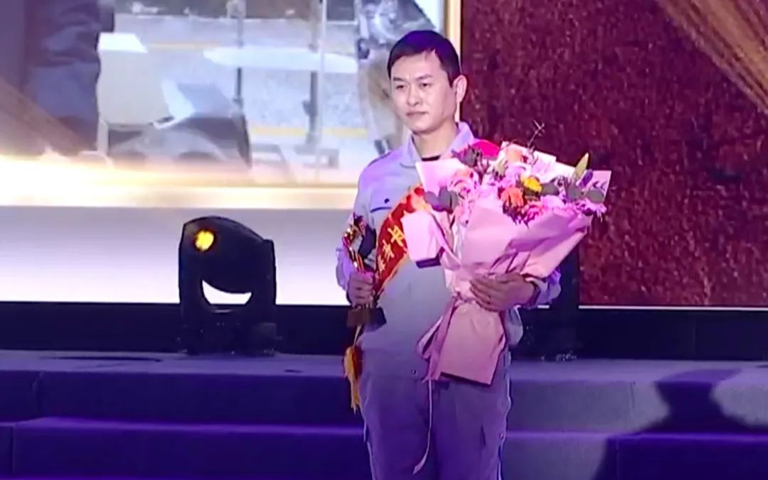 榮耀時(shí)刻!領(lǐng)獎(jiǎng)臺上的他眼中滿是星光