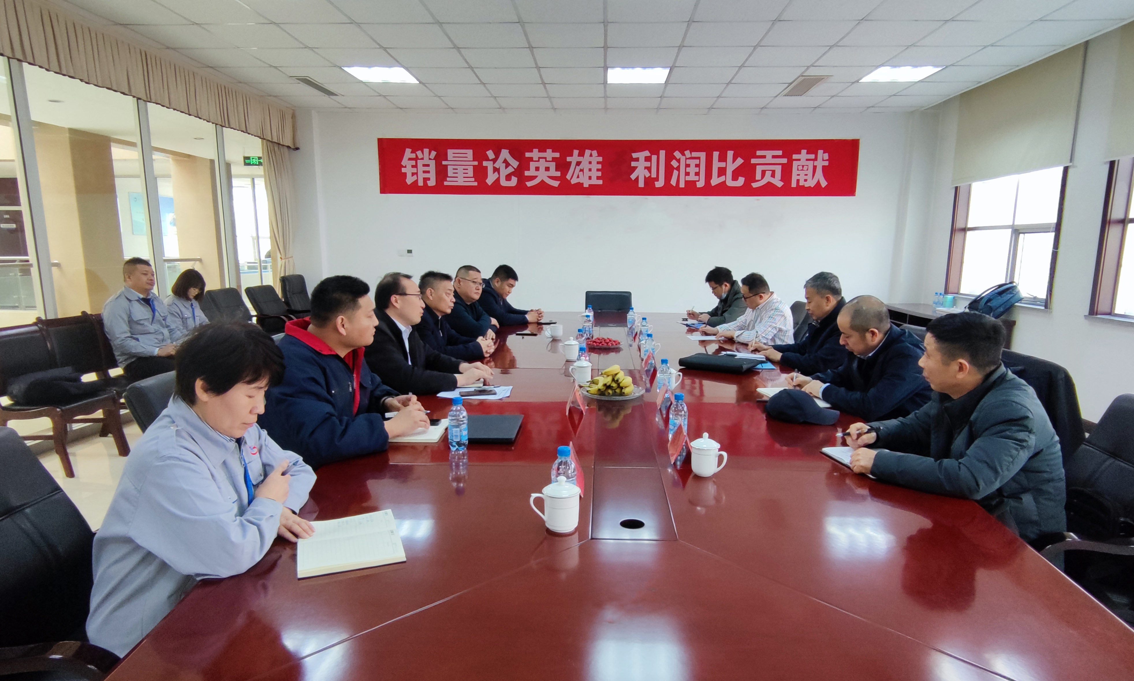 中國(guó)有色金屬加工工業(yè)協(xié)會(huì)秘書(shū)長(zhǎng)靳海明一行來(lái)裕航合金公司參觀座談