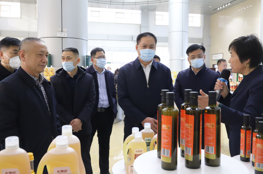 濱州市副市長(zhǎng)、市公安局局長(zhǎng)郝建來(lái)山東三星集團(tuán)督導(dǎo)食品安全“兩個(gè)責(zé)任”工作機(jī)制落實(shí)情況