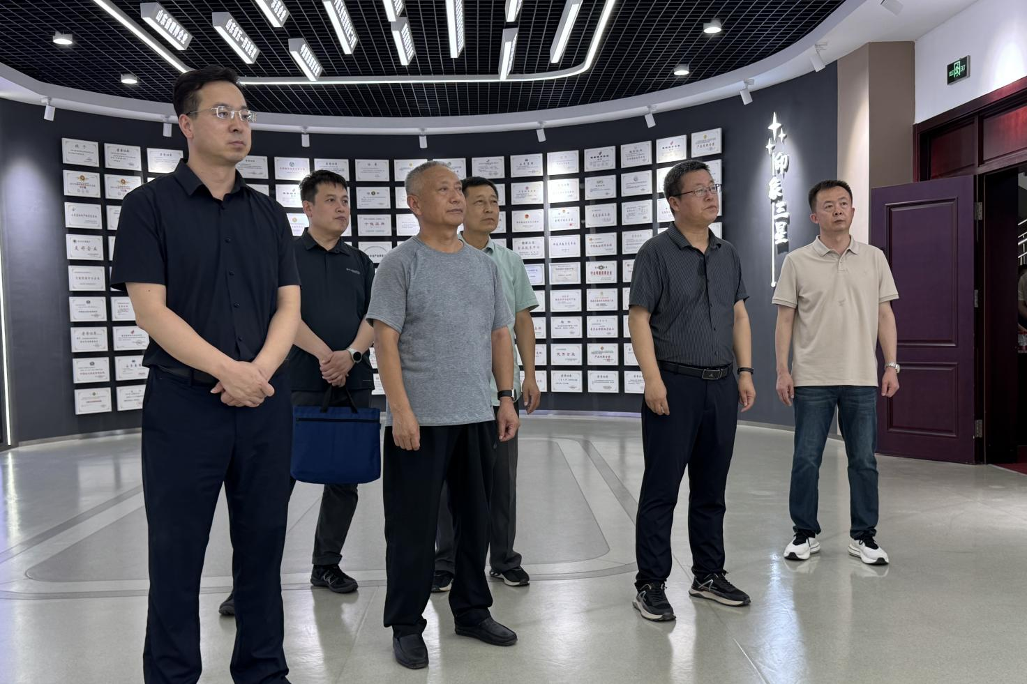 通遼市科爾沁區(qū)委副書記、政府區(qū)長金樹國來山東三星集團(tuán)考察