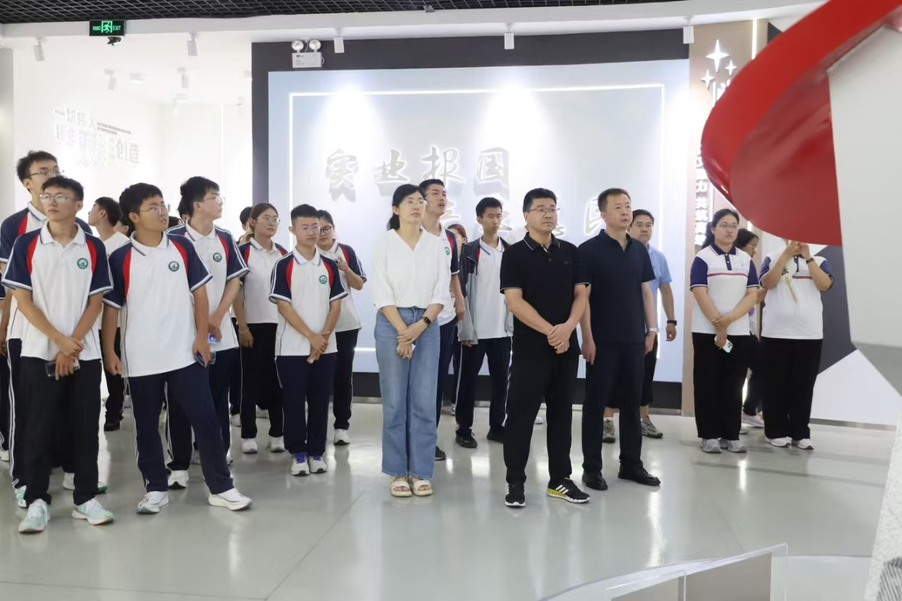鄒平市2025 年“家鄉(xiāng)印記 夢想啟航”——高三優(yōu)秀師生看家鄉(xiāng)主題教育活動(dòng)走進(jìn)山東三星集團(tuán)