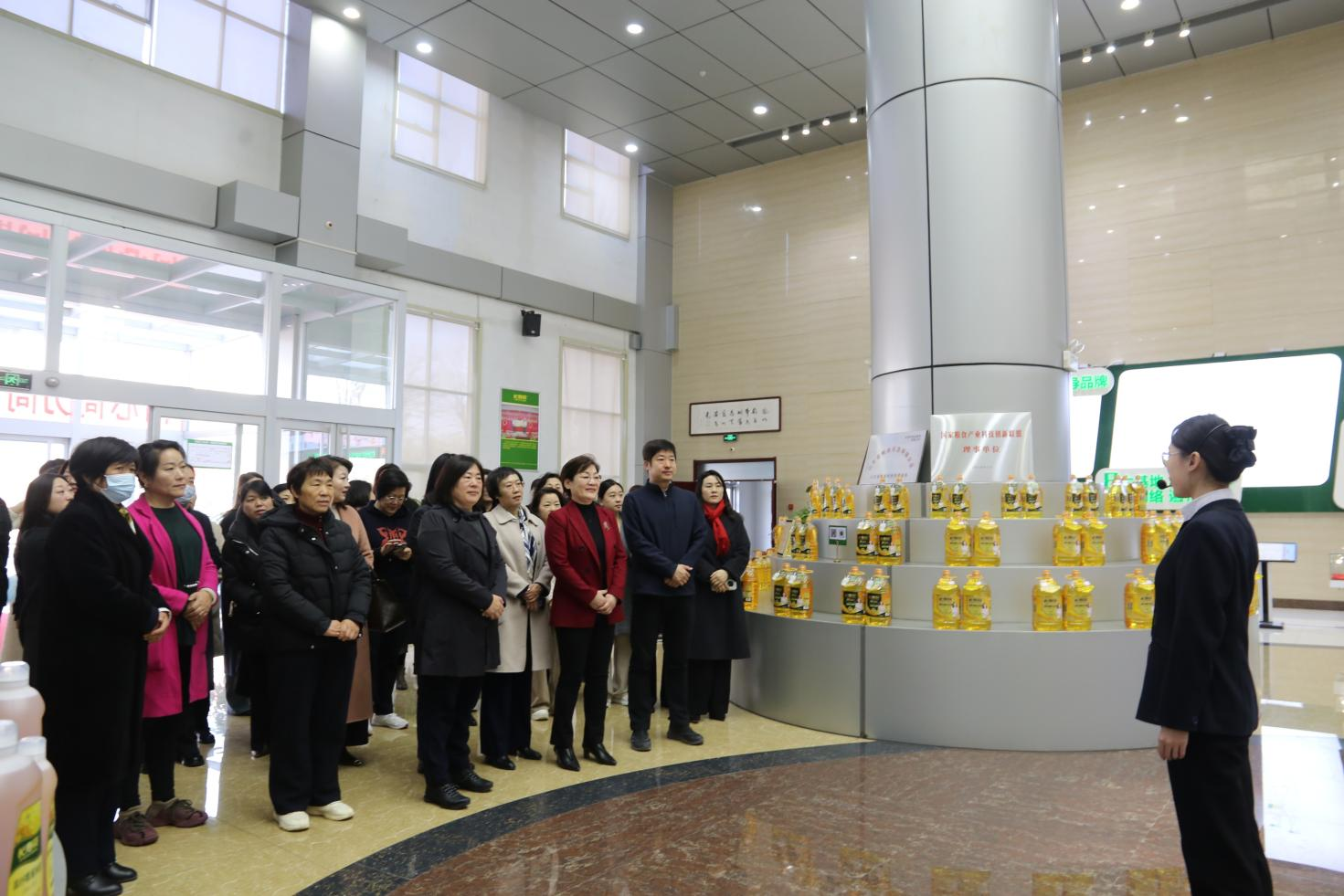 鄒平市女企業(yè)家協(xié)會(huì)2025年度工作會(huì)議與會(huì)人員來(lái)山東三星集團(tuán)觀摩交流