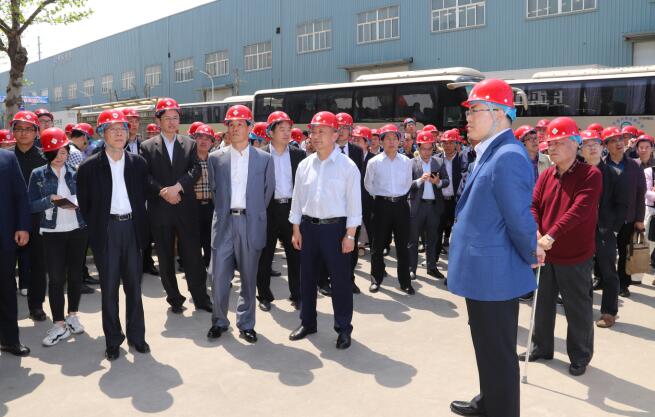 2018“走進(jìn)山東特色產(chǎn)業(yè)鎮(zhèn)”啟動儀式與會嘉賓、媒體采訪團(tuán)來三星集團(tuán)參觀考察